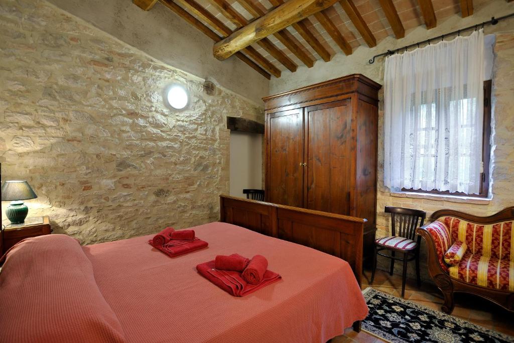 A bed or beds in a room at Le Gorghe di Valmarino