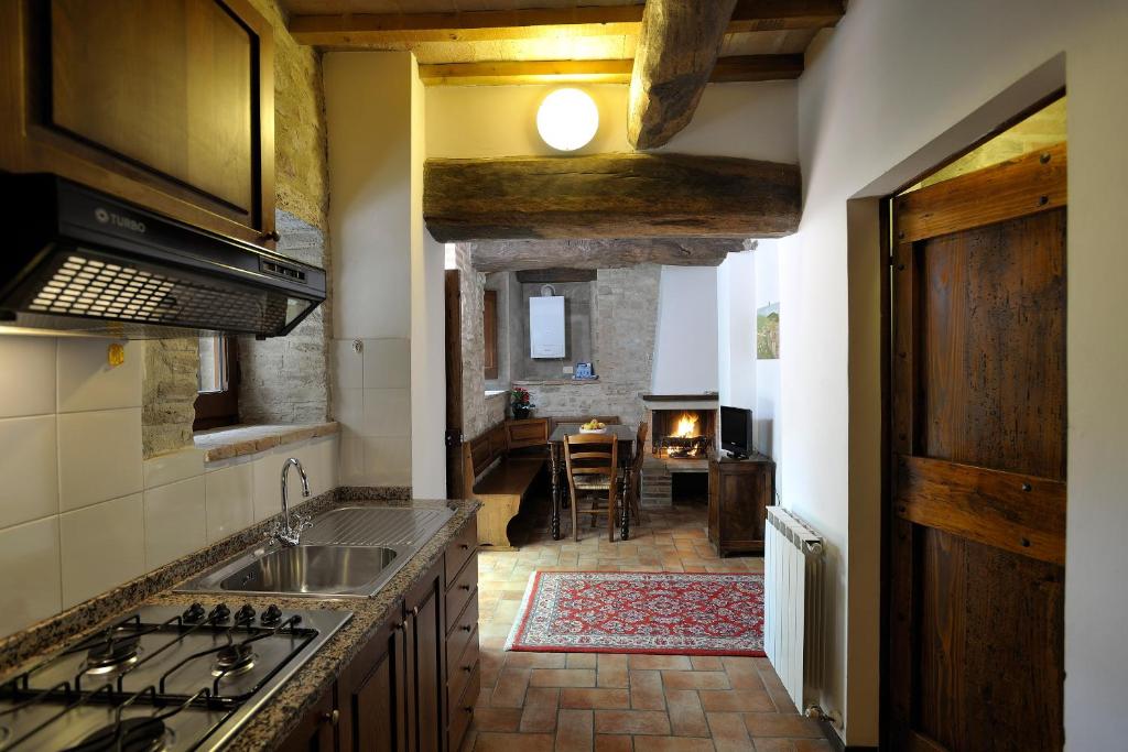 A kitchen or kitchenette at Le Gorghe di Valmarino