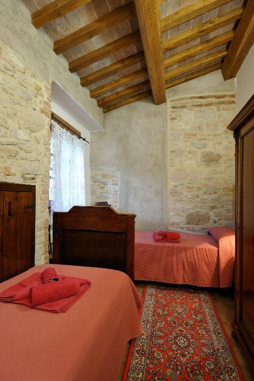A bed or beds in a room at Le Gorghe di Valmarino