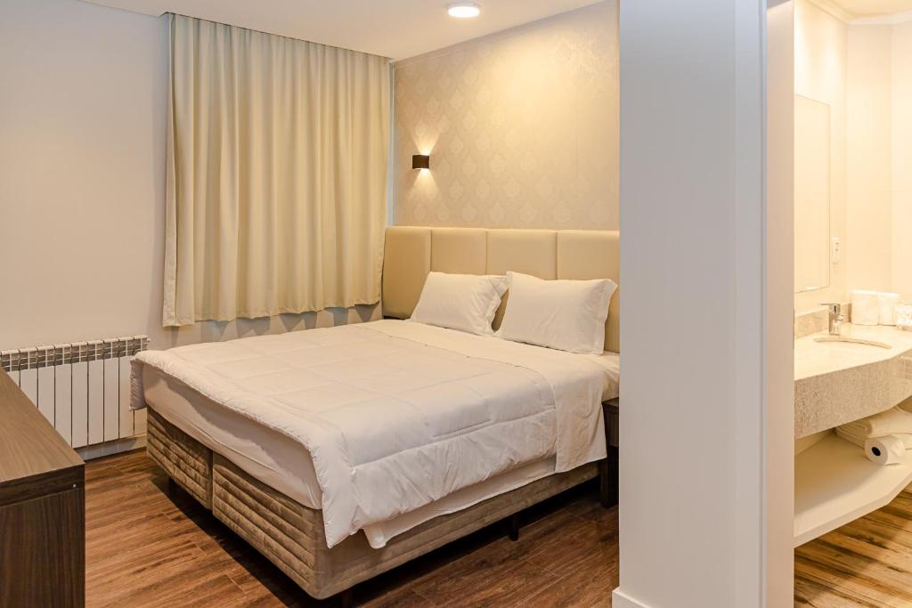 Cama ou camas em um quarto em Colina Lagos Hotel