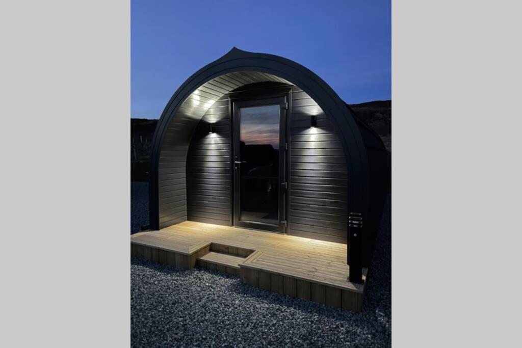 an igloo house with a lit up window and stairs at Allt Yelkie Pod Dha, Earlish in Earlish