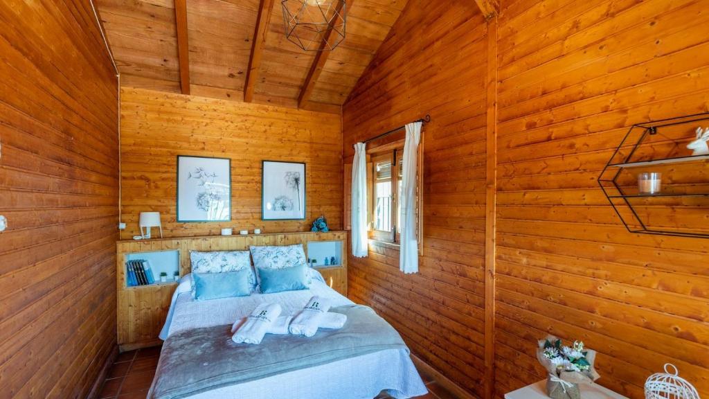 Postel nebo postele na pokoji v ubytování Casa Hornillos Alozaina by Ruralidays