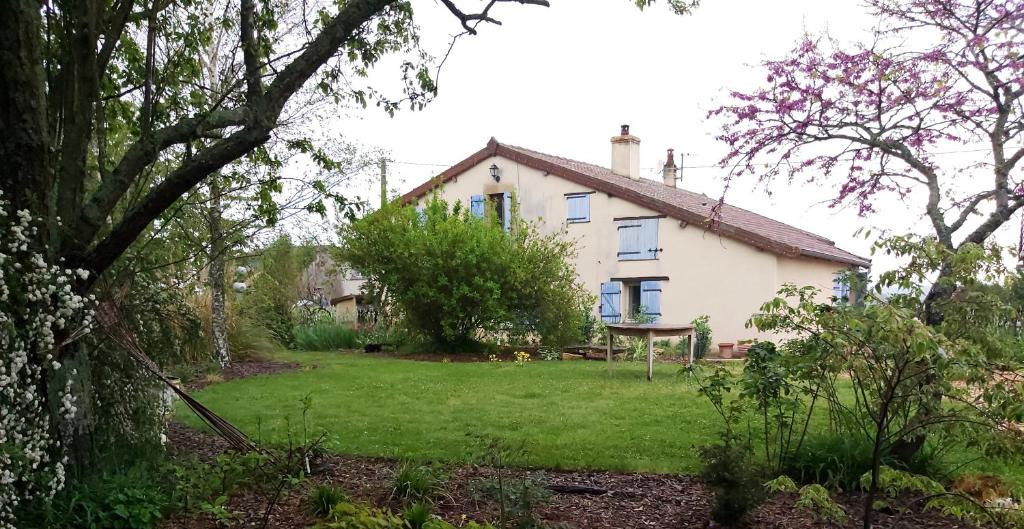 een huis met een tuin ervoor bij Gite du jardin du Bout du Ciel in Céron