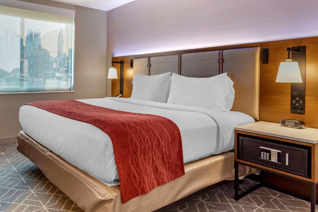 Postel nebo postele na pokoji v ubytování Comfort Inn JFK Airport