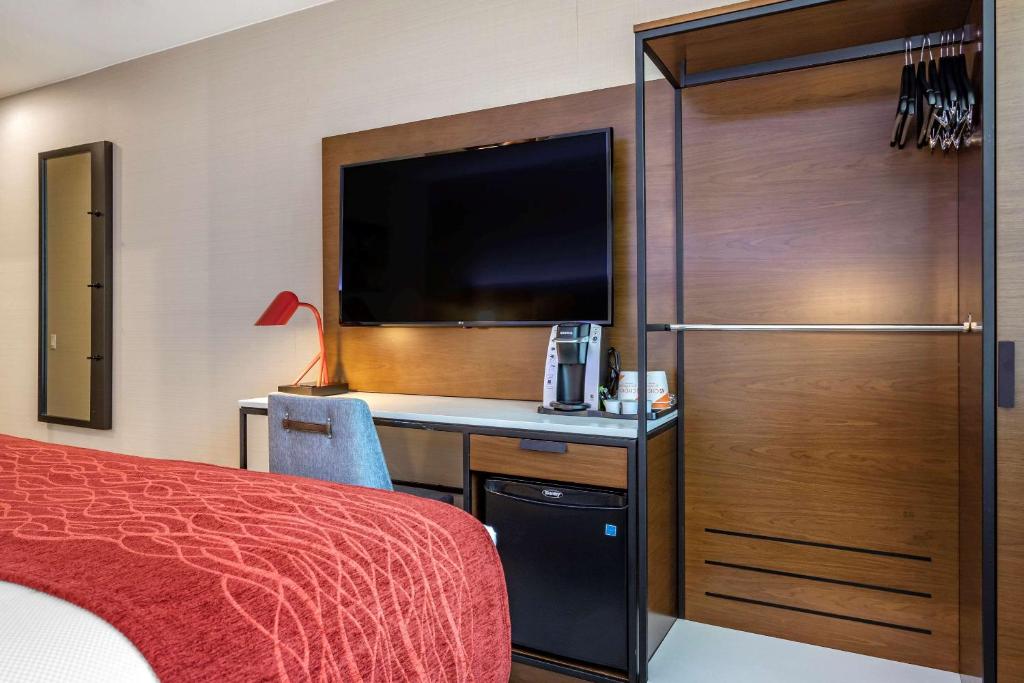 Postel nebo postele na pokoji v ubytování Comfort Inn JFK Airport