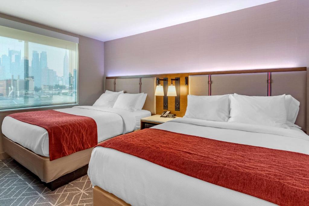 Postel nebo postele na pokoji v ubytování Comfort Inn JFK Airport