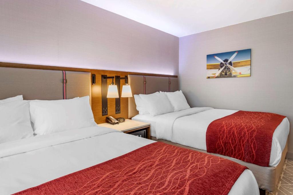 Postel nebo postele na pokoji v ubytování Comfort Inn JFK Airport