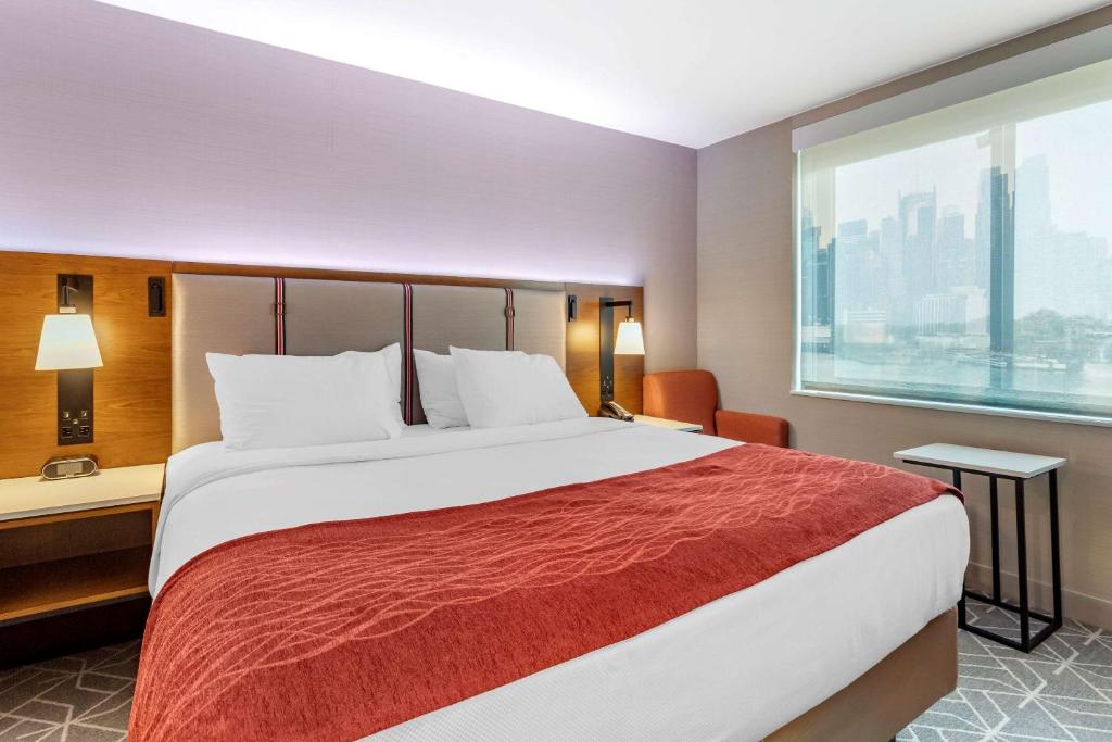 Postel nebo postele na pokoji v ubytování Comfort Inn JFK Airport