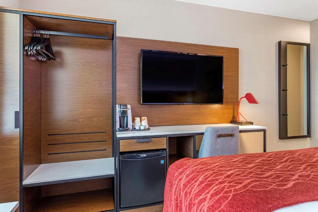 Postel nebo postele na pokoji v ubytování Comfort Inn JFK Airport