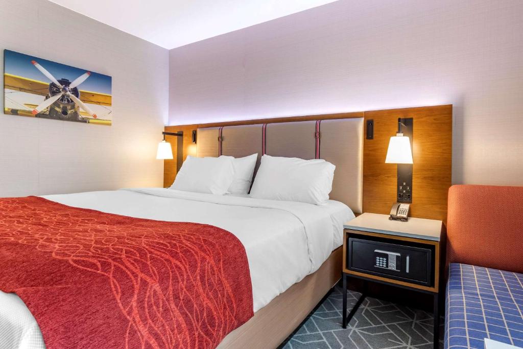 Postel nebo postele na pokoji v ubytování Comfort Inn JFK Airport