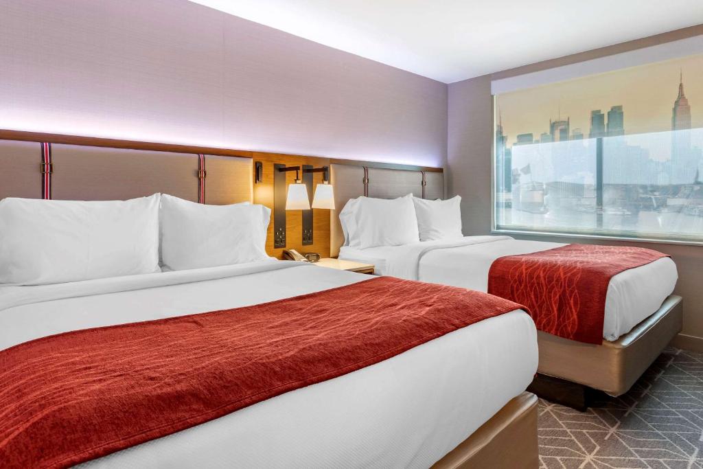 Postel nebo postele na pokoji v ubytování Comfort Inn JFK Airport