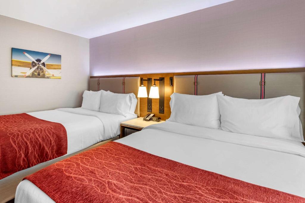 Postel nebo postele na pokoji v ubytování Comfort Inn JFK Airport