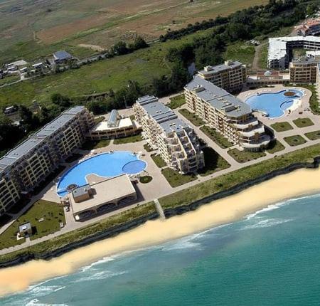eine Luftansicht eines Resorts am Strand in der Unterkunft Midia Grand Resort, Terrassen Paradies Apartment in Aheloy
