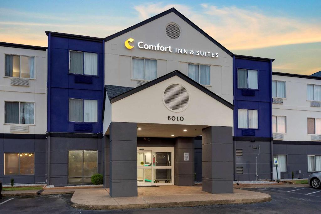 un edificio con la parte delantera de las suites del juzgado en Comfort Inn & Suites, en Memphis