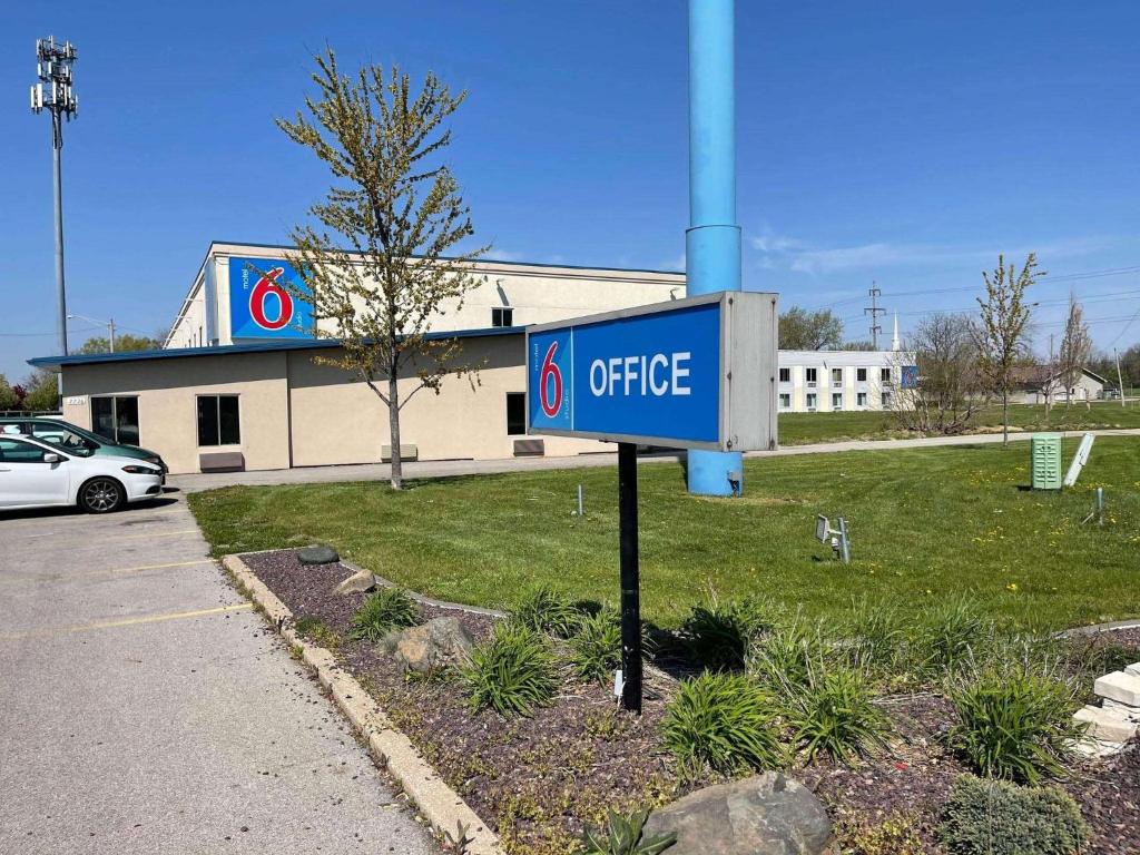 ein blaues Büroschild vor einem Gebäude in der Unterkunft Studio 6 Peoria IL in Peoria