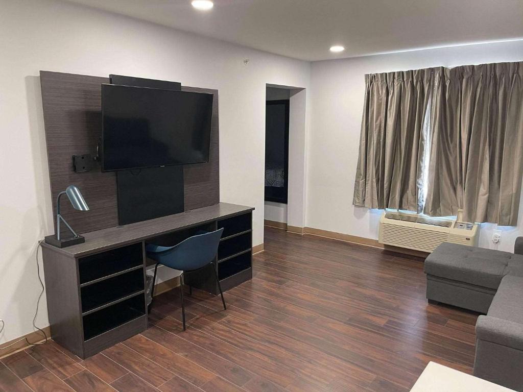 TV a/nebo společenská místnost v ubytování Studio 6 Peoria IL