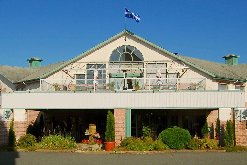 budynek z flagą na górze w obiekcie Travelodge by Wyndham Victoriaville w mieście Victoriaville