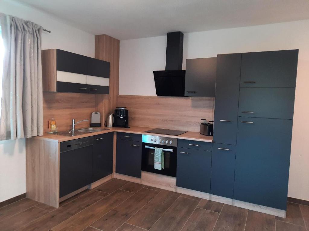 A kitchen or kitchenette at Ferienwohnung Silbernagel