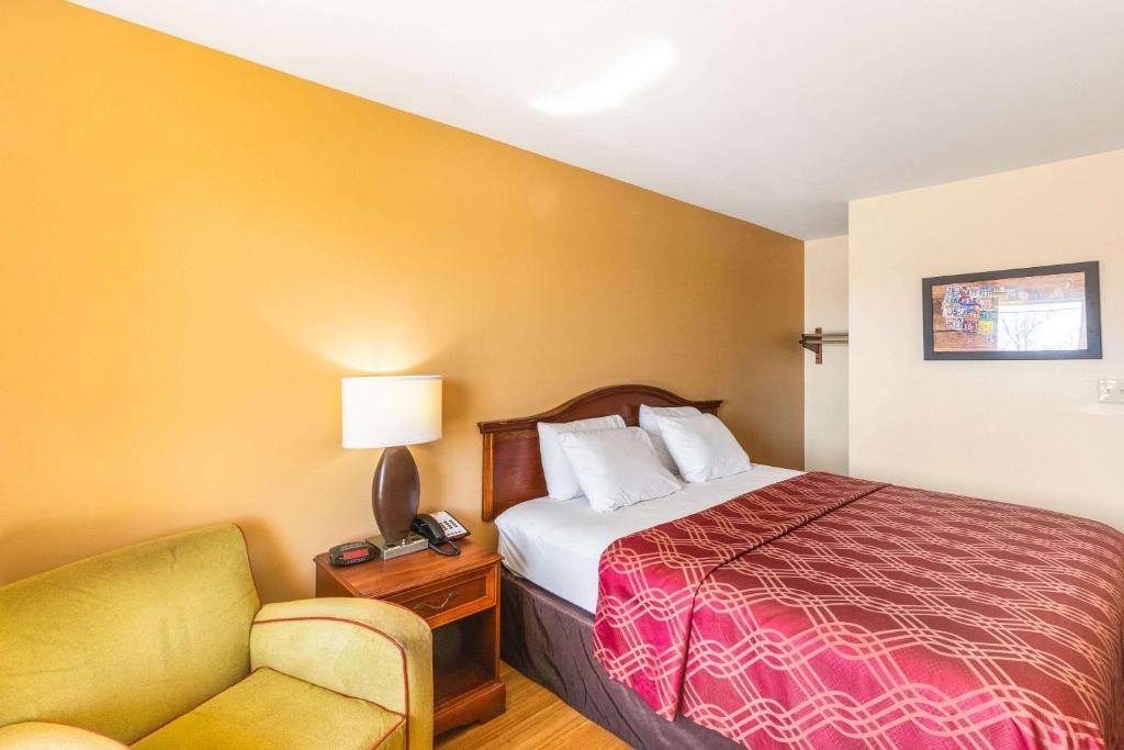 Postel nebo postele na pokoji v ubytování Econo Lodge