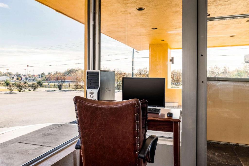 TV a/nebo společenská místnost v ubytování Econo Lodge