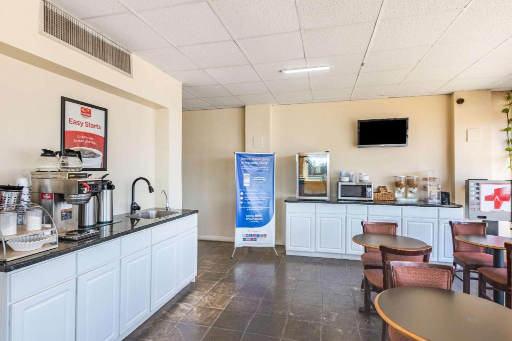 Kuchyň nebo kuchyňský kout v ubytování Econo Lodge