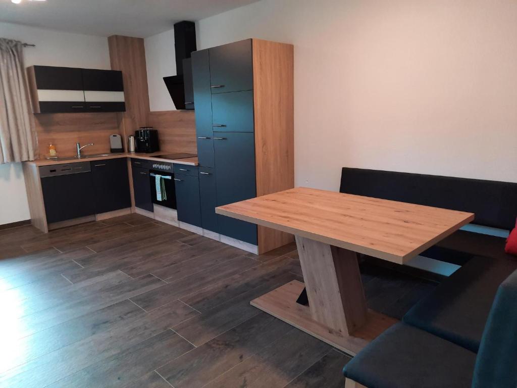 A kitchen or kitchenette at Ferienwohnung Silbernagel