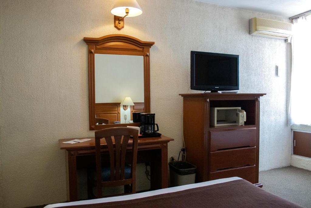 TV a/nebo společenská místnost v ubytování Hotel Santa Irene Guadalajara