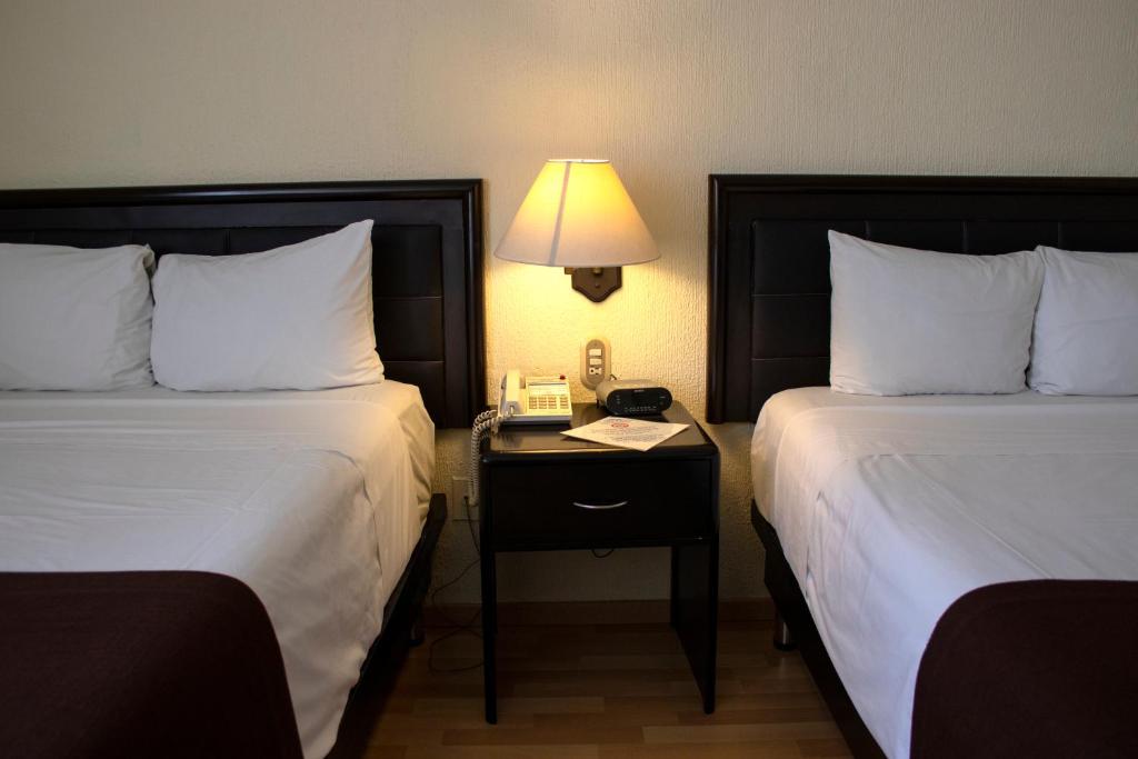 Postel nebo postele na pokoji v ubytování Hotel Santa Irene Guadalajara