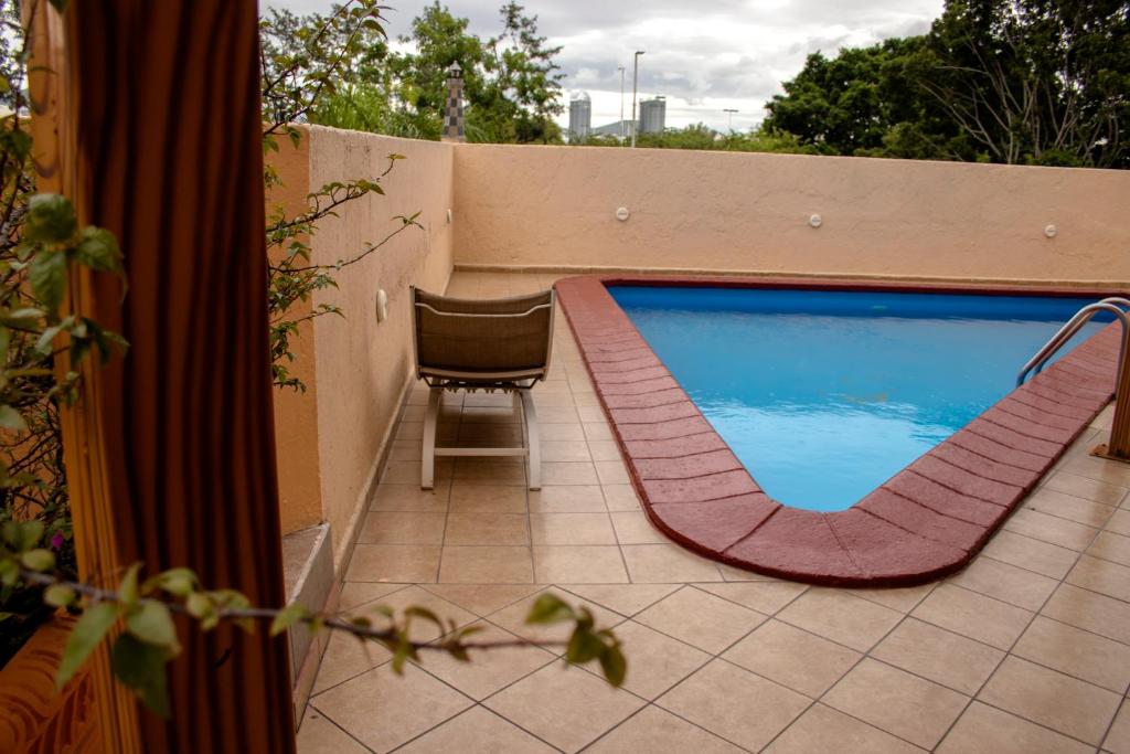 Bazén v ubytování Hotel Santa Irene Guadalajara nebo v jeho okolí