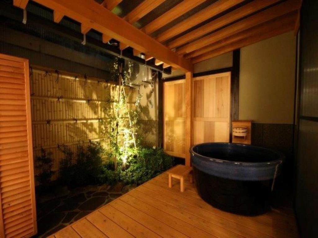 - une grande baignoire dans une chambre avec un aquarium dans l'établissement Makotoya - Vacation STAY 69812v, à Takayama