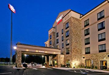 un edificio de hotel con un aparcamiento enfrente en Fairfield Inn Suites Elkin Jonesville, en Elkin