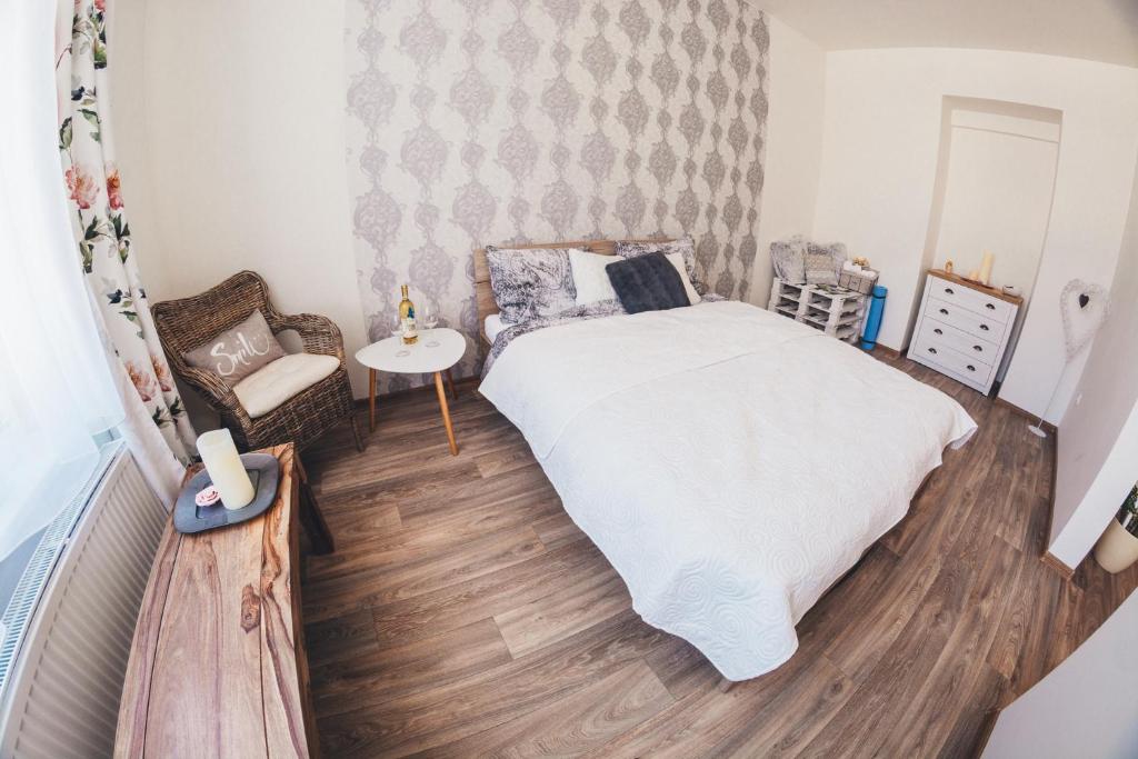 Llit o llits en una habitació de Stylový apartmán v centru Náchoda
