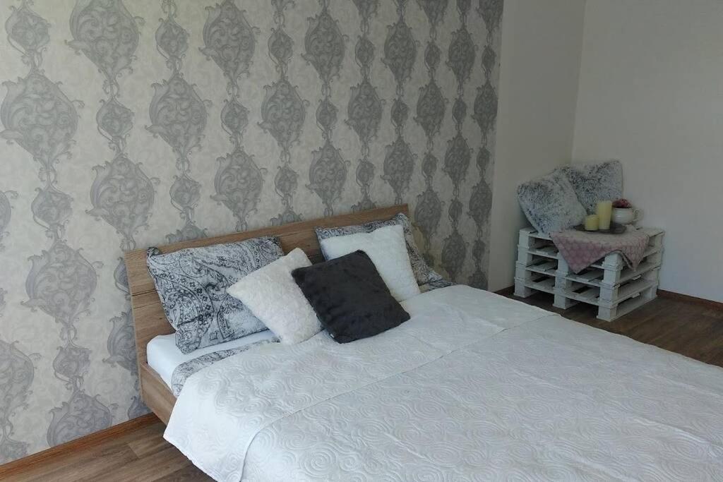 Postel nebo postele na pokoji v ubytování Stylový apartmán v centru Náchoda