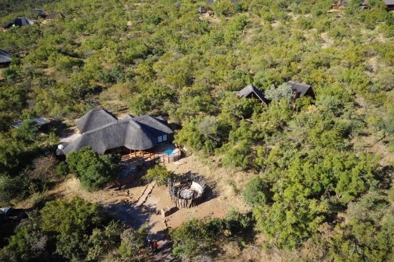 une vue aérienne sur une petite maison dans un champ dans l'établissement Kwalata Bush Experience, Mabalingwe, à Mabula