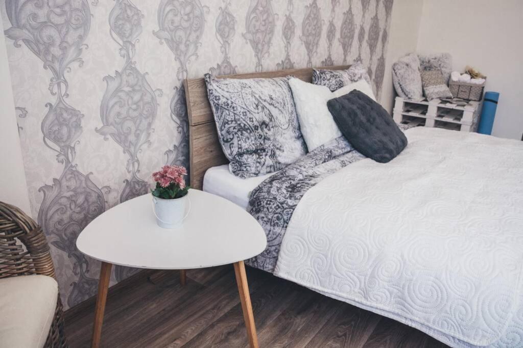 Postel nebo postele na pokoji v ubytování Stylový apartmán v centru Náchoda