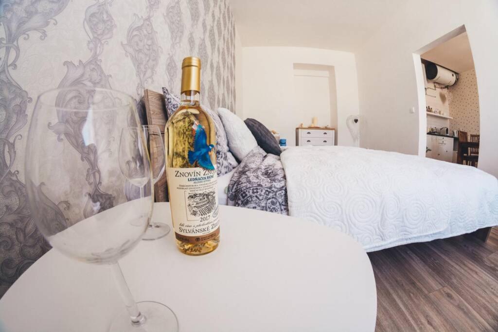 Postel nebo postele na pokoji v ubytování Stylový apartmán v centru Náchoda