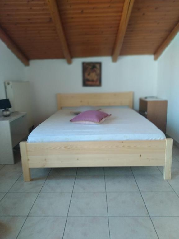 A bed or beds in a room at Ρήγας: Όμορφα στο Μεσολόγγι. Δ2