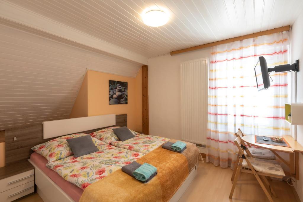 Una cama o camas en una habitación de Gasthof Altes Hammerherrenhaus