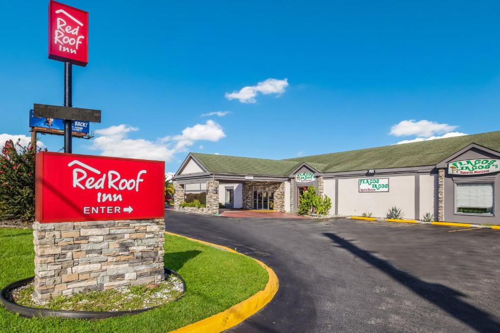 a red rock inn enter sign in front of a building at Red Roof Inn Savannah - Richmond Hill I-95 in Richmond Hill