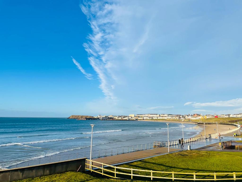 Elle offre une vue sur la plage et l'océan. dans l'établissement Luxurious Beach Front Apartment in Portrush, à Portrush