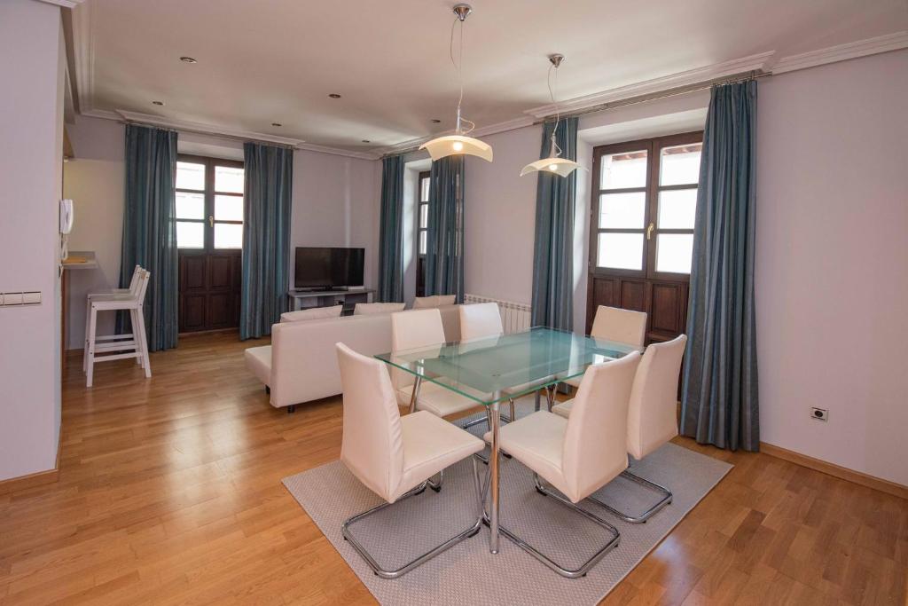 THE COOL FLAT في يانس: غرفة طعام وغرفة معيشة مع طاولة وكراسي زجاجية