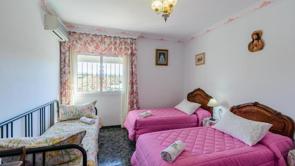 A bed or beds in a room at Casa Luna Alora by Ruralidays