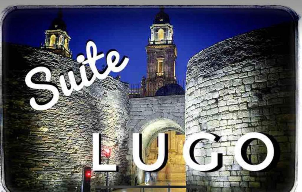 znak dla sklepu z wieżą zegarową w tle w obiekcie Suite Lugo w mieście Úbeda