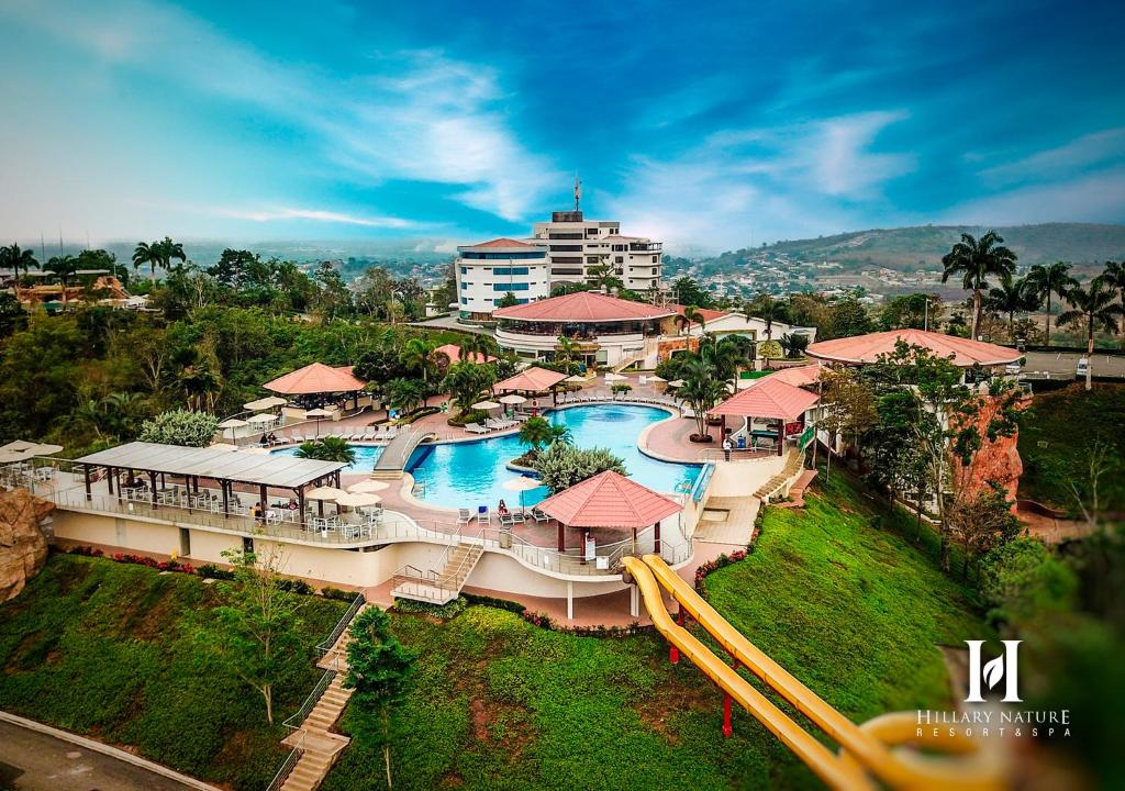 una vista aérea de un complejo con piscina en Hillary Nature Resort & Spa All Inclusive, en Arenillas