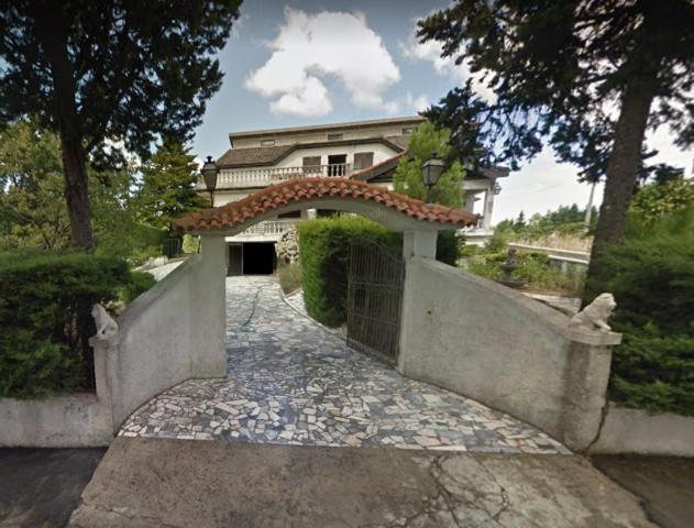 a house with a gate in front of a walkway at Pinheirinhos - Quinta de São Caetano in Carapito