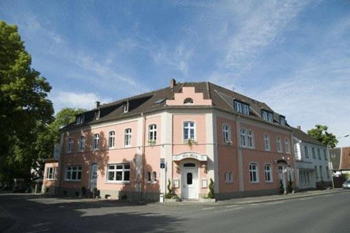 a large brick building sitting on the side of a street at Hotel Alte Mark in Hamm