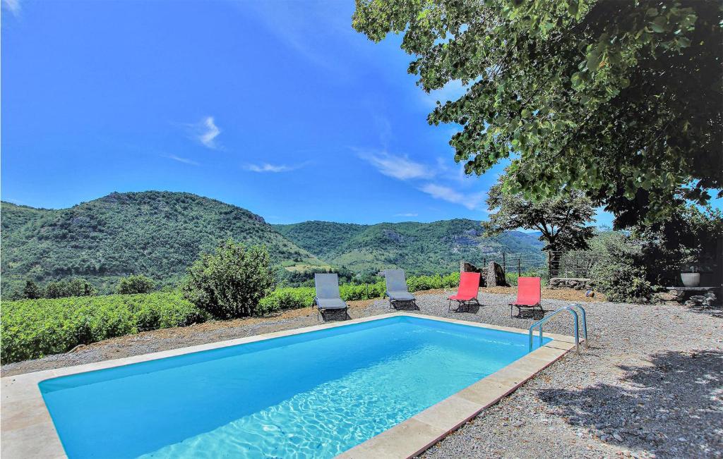 - une piscine avec des chaises longues à côté d'une montagne dans l'établissement Awesome Home In Flaviac With Wifi, à Flaviac