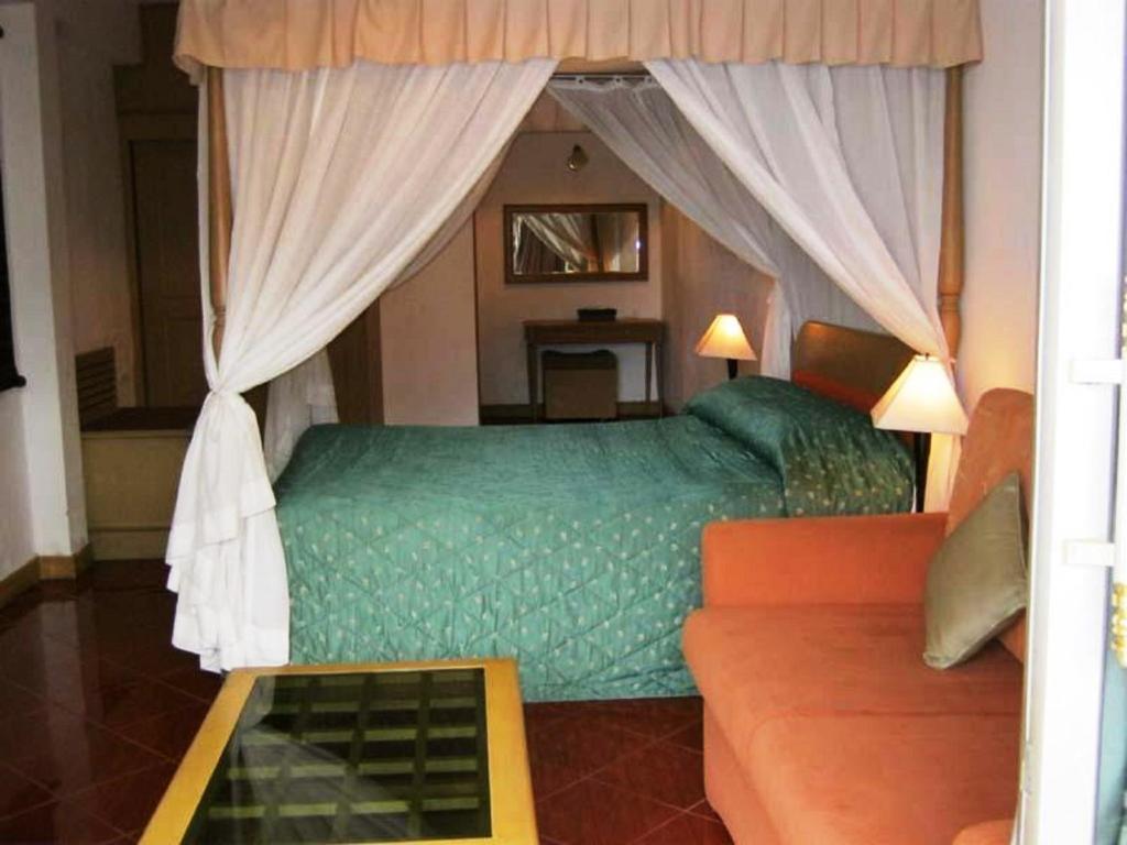 Ein Bett oder Betten in einem Zimmer der Unterkunft Orchid Hotel and Spa Kalim Bay
