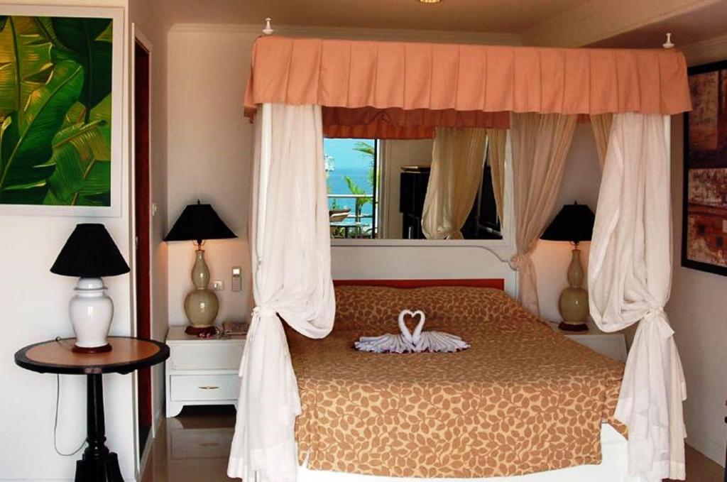 Ein Bett oder Betten in einem Zimmer der Unterkunft Orchid Hotel and Spa Kalim Bay