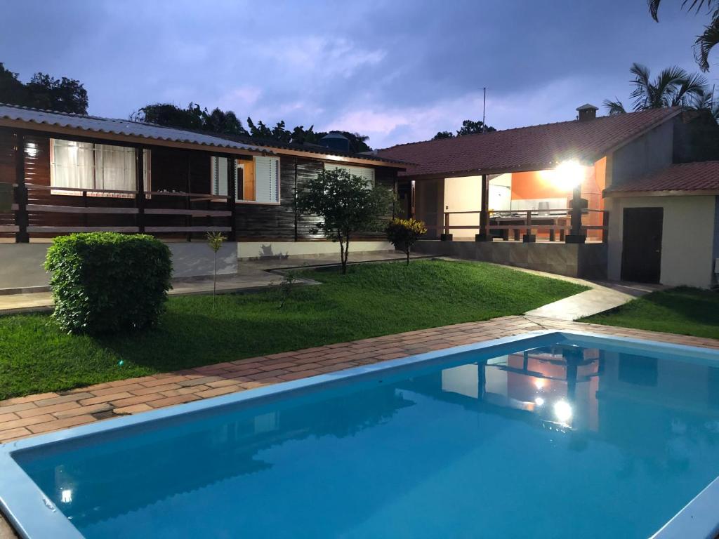 una piscina davanti a una casa di Chácara / Casa de Campo a Bragança Paulista
